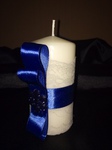 Белая свеча с синим бантом